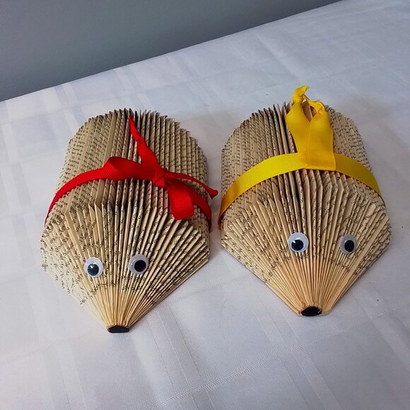 Hedgehogs Folded books upcycle - Picture 1 of 2
